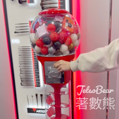 朗豪坊 MAKE UP FOR EVER 旋風式扭蛋機快閃贏大獎 - Jetso Bear