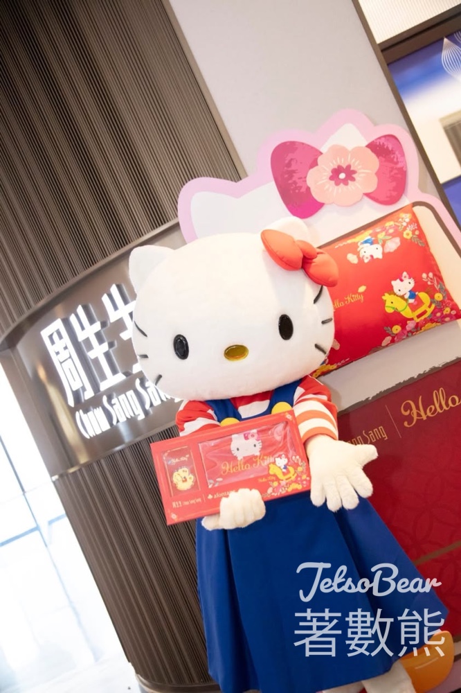 周生生 HELLO KITTY 壓歲錢金片連枕袋禮盒 - Jetso Bear 周生生 HELLO KITTY 壓歲錢金片連枕袋禮盒 - Jetso Bear